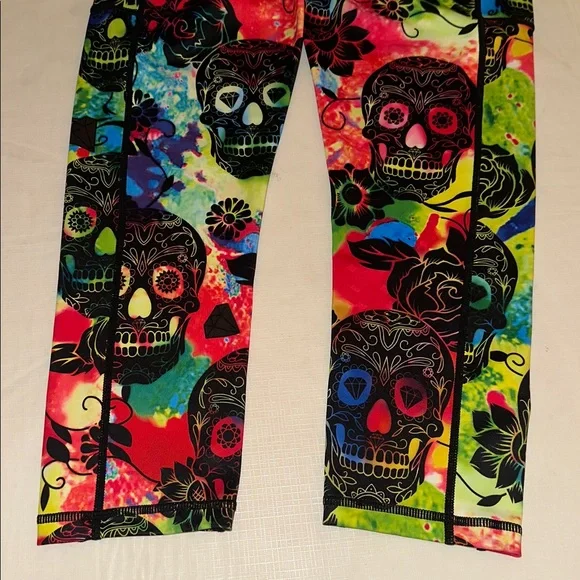 CVG *NWOT* Women's Skull Tie Dye Capri Leggings - Picture 6 of 11